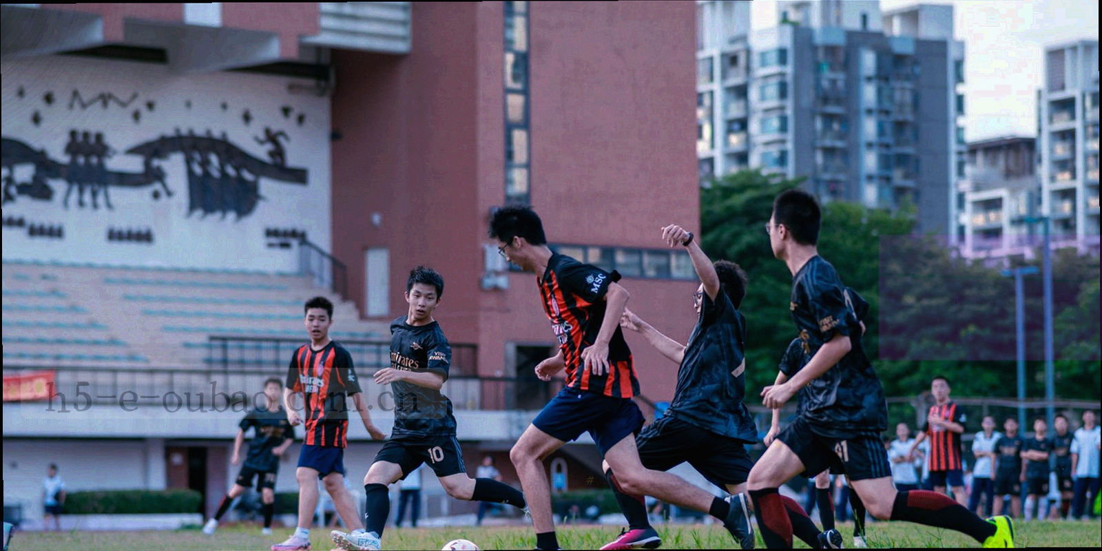 夜色中的球场看台与沿看台流动的数据线条叠合，呈现高原竞技夜的紧张节奏